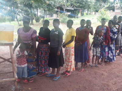 Insieme ai bimbi e agli operatori dell’orfanotrofio Sanganigwa, in Tanzania